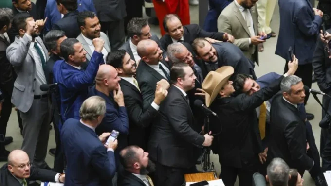 Deputados votam PL da Dosimetria no plenário da Câmara