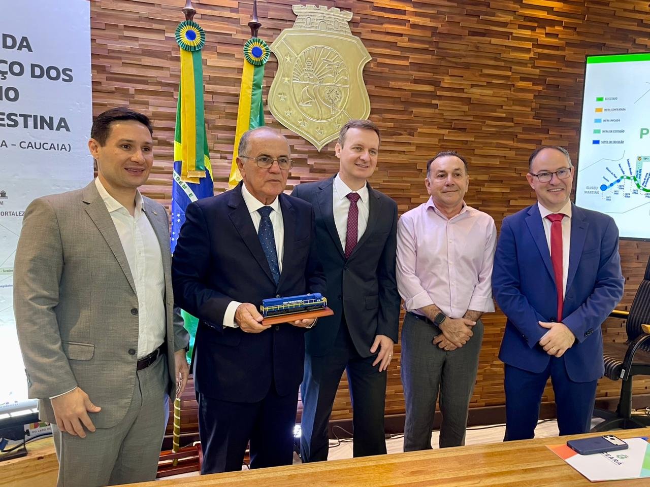 Executivo do Terminal Logístico de Iguatu e o deputado Marcos Sobreira..