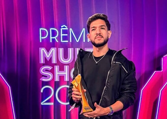 Designer iguatuense foi responsável por capa de álbum premiado.